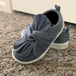 OshKosh B’gosh girls toddler size 5 walking show. Style Amie. New